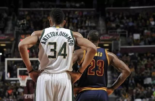 一边是杨瀚 一边是杨瀚